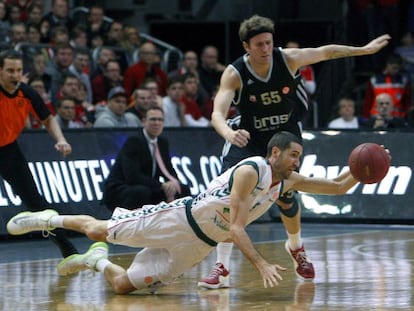 Sergi Vidal se lanza a por la pelota ante Walsh.