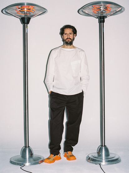 Juan Diego Botto viste Hermès y calzado Camper.