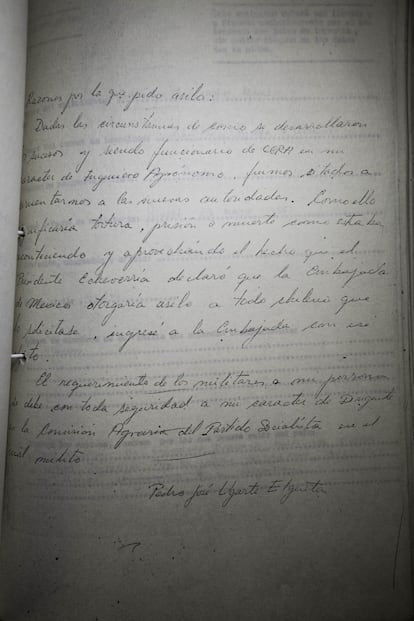 Carta de Pacho José Ugarte Elgueta en donde se expone que busca refugio en la embajada de México porque ha oído que el presidente Luis Echeverría ofrece asilo.