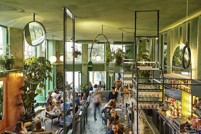 El Bar Botanique, proyectado por el estudio Modijefsky, se encuentra en el número 581 de Eerste van Swindenstraat, en Ámsterdam.