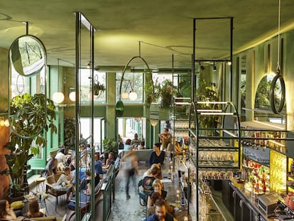 El Bar Botanique, proyectado por el estudio Modijefsky, se encuentra en el número 581 de Eerste van Swindenstraat, en Ámsterdam.