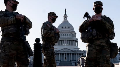 Miembros de la Guardia Nacional en los alrededores del Capitolio, este miércoles.