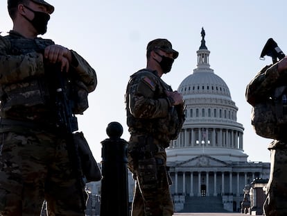 Miembros de la Guardia Nacional en los alrededores del Capitolio, este miércoles.