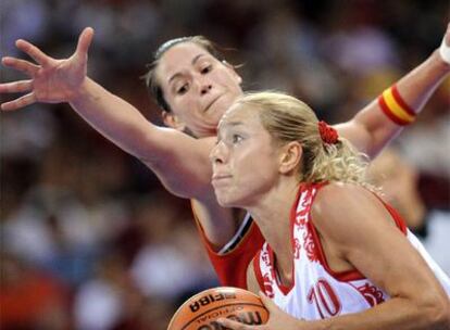 Anna Montañana intenta cerrar el paso a Kortin.