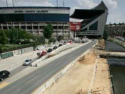 Tramo de las obras de la M-30 paralizadas, a la altura del puente de San Isidro, fotografiadas ayer.