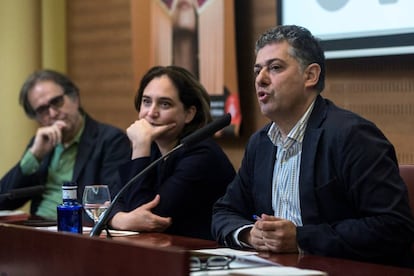 La alcaldesa de Barcelona, Ada Colau, el director del Grec Festival, Cesc Casadesús, y el comisionado de Cultura del ayuntamiento de Barcelona, Joan Subirats, al presentar el Grec hoy.