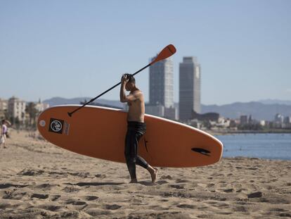 La playa de la Barceloneta se llena cada día de deportistas