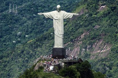 <strong>El turista critica.</strong> “Las vistas son agradables, pero la escultura en sí no tiene nada especial. Ahórrate el dinero y mira las fotos en ‘National Geographic’. El hecho de que esta estatua sea tan popular confirma que hay poco que hacer en Río, aparte de ir a la playa” (Discriminating_8). "Es una pérdida total de tiempo. Demasiada gente y demasiada espera. Es muy difícil sacarse una foto. Mejor mirar fotos de Internet y disfrutar de otras cosas como la playa" (Jose Maria G). "Es una visita que se puede evitar tranquilamente. Si te sobra el tiempo y el dinero, ve, pero hay miles de persona. No se disfruta, es caro y se pierde mucho tiempo. Es todo marketing" (Santhofco). </p> <strong>El experto contesta.</strong> "Lo importante de esta escultura estilo art-decó, de 38 metros de altura, es su simbología. El Cristo Redentor de Río de Janeiro se construyó en 1922 con la misión de frenar el ateísmo que iba en aumento", comenta Vidal Romero. "La razón que hace única esta obra es su ubicación en un paisaje urbano de enorme belleza, declarado en 2012 Patrimonio de la Humanidad por la UNESCO por haber sido la fuente de inspiración para numerosos músicos, escritores y artistas", añade Ignacio Vleming, divulgador de la arquitectura. </p>