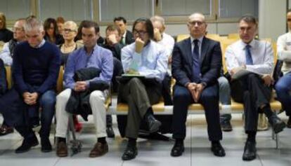 Los acusados del 'caso Emarsa', entre ellos con chaqueta y corbata, Crespo.