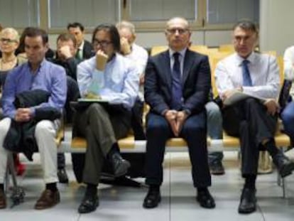 Los acusados del &#039;caso Emarsa&#039;, entre ellos con chaqueta y corbata, Crespo. 