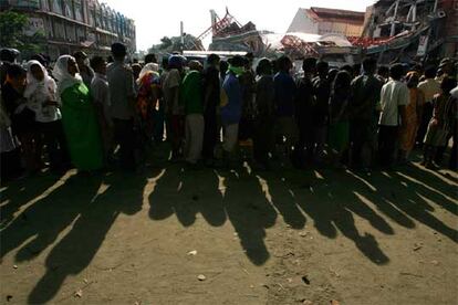 En Banda Aceh, cientos de personas guardan cola para recibir comida y ayuda.