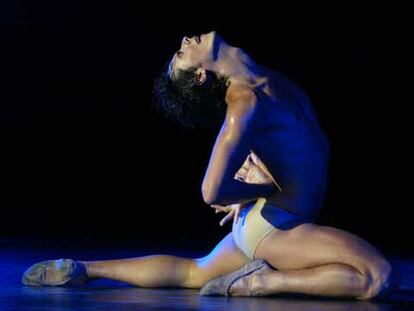 Igor Yebra, durante su interpretación de <i>La muerte de cisne</i> en Cap Roig.