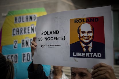 Una persona levanta un cartel en apoyo al periodista Roland Carreño durante una manifestación en octubre en Caracas.