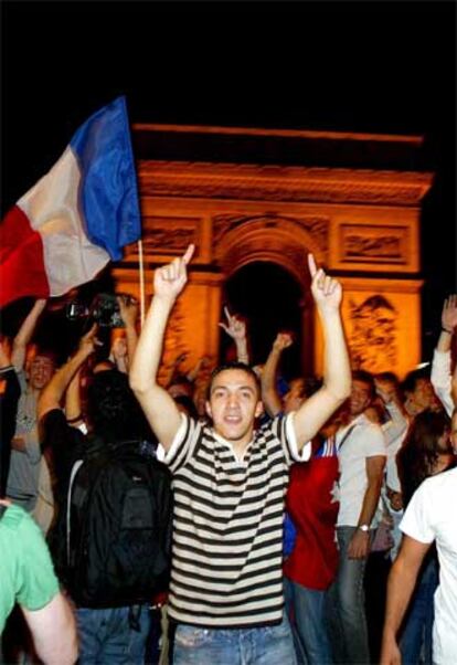 La decepción y apatía contrastaron anoche con la fiesta que vivió París. Sus calles se llenaron de aficionados celebrando la victoria de su selección, en una larga noche de alegría para los franceses.