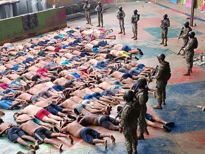 Prisioneros acostados frente a soldados en la cárcel Regional del Litoral, el 8 de enero en Guayaquil (Ecuador).