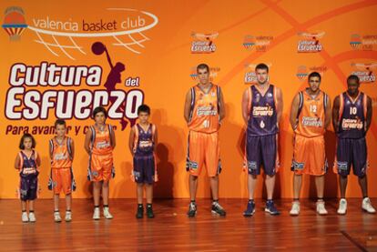 Jugadores del Valencia Basket, durante la presentación de las nuevas equipaciones del conjunto valenciano para la temporada 2011-2012.