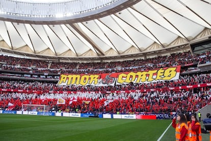 La afición del Atlético de Madrid muestra un mosaico en el partido ante el Sevilla, correspondiente a la jornada 27 de LaLiga Santander que se disputa este sábado en el Estadio Wanda Metropolitano en Madrid.