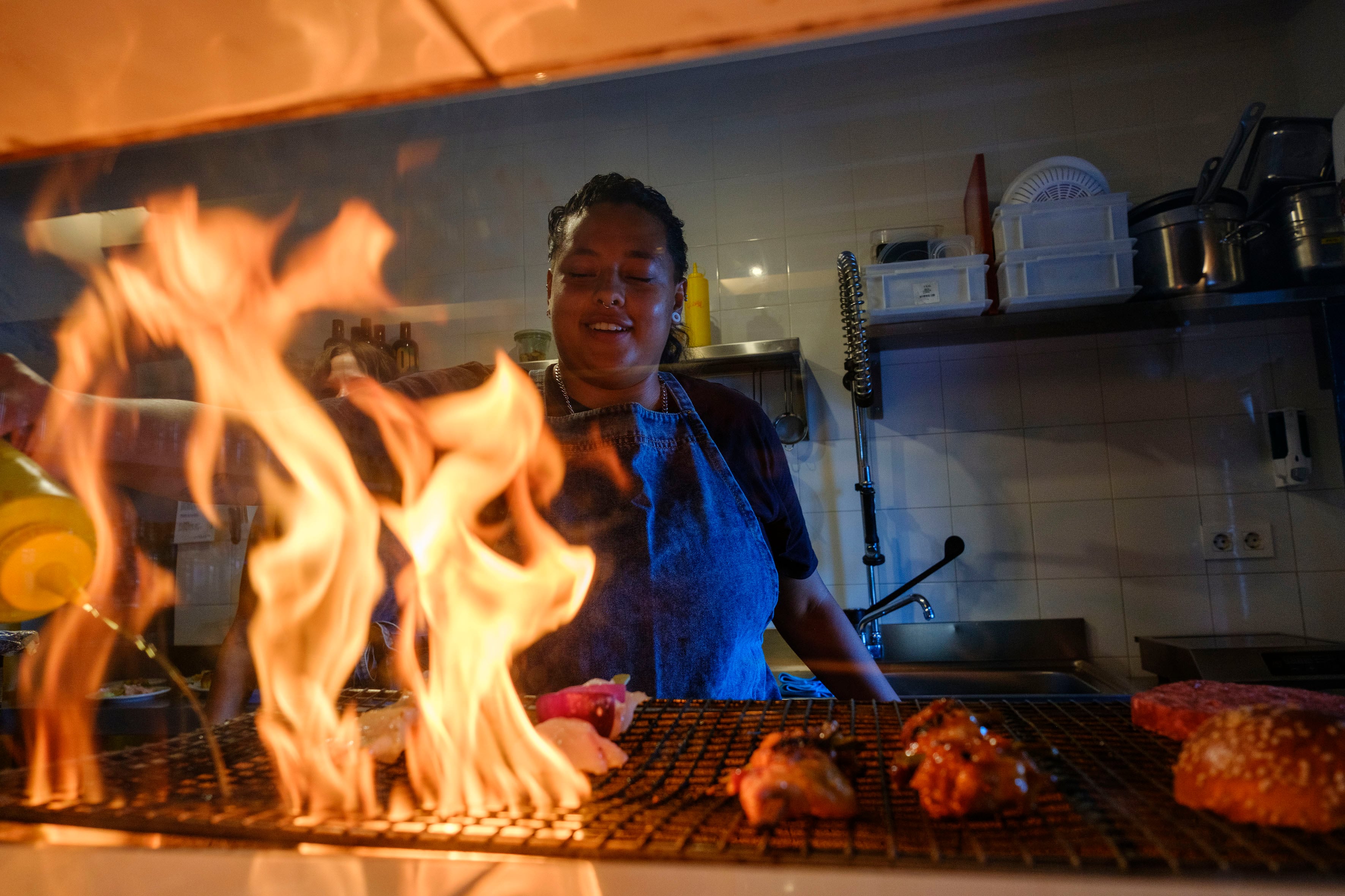 La cocinera brasileña María Eduarda, a la que llaman Macaxeira, al mando de las brasas.