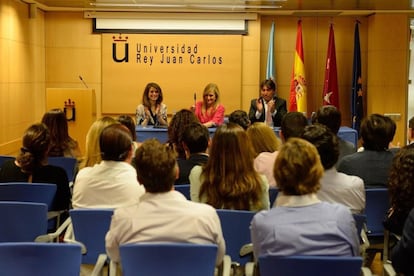 Isabel Díaz Ayuso y Cristina Cifuentes, en 2014, durante la clausura del curso. 