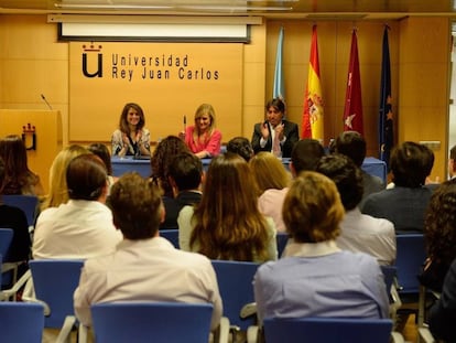 Isabel Díaz Ayuso y Cristina Cifuentes, en 2014, durante la clausura del curso. 