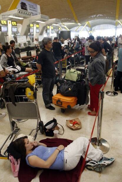 Viajeros atrapados en el aeropuerto madrileño de Barajas, ayer.