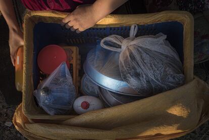 Songül reúne los utensilios de cocina en una caja antes de continuar su viaje. Una tetera, vasos, azúcar y un par de sartenes. Viajan con poco; a primera hora de la mañana la familia reúne el ganado y recoge sus bienes materiales para continuar el viaje.