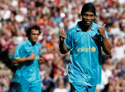 Ronaldinho celebra ayer uno de sus goles al Hearts.