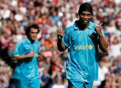 Ronaldinho celebra ayer uno de sus goles al Hearts.