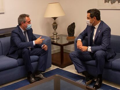 Reunión entre el presidente de la Junta de Andalucía, Juanma Moreno (derecha), y el candidato del PSOE-A a la presidencia de la Junta, Juan Espadas, este jueves en Sevilla.