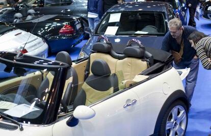 Visitantes en un salón de coches de ocasión en Ifema.