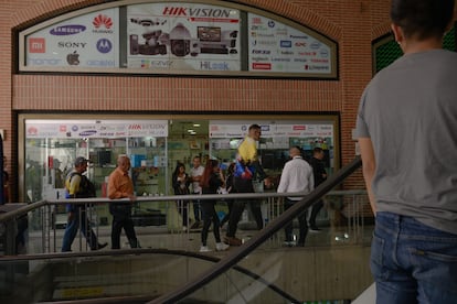 Jeison Rodríguez camina por el centro comercial City Market de Caracas.