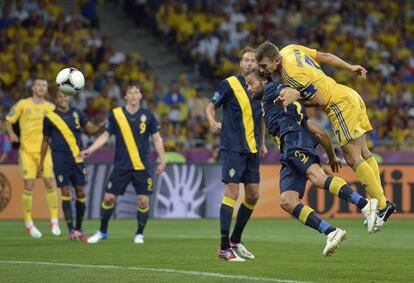 Shevchenko se impone de cabeza a Mellberg y anota el primer gol de Ucrania