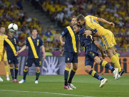 Shevchenko se impone de cabeza a Mellberg y anota el primer gol de Ucrania