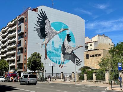 En Salamanca, este proyecto de Construcciones Lavi tenía como objetivo la mejora de la eficiencia energética de un edificio de viviendas. Para ello, se rehabilitó su cubierta, patios y cerramiento. Artistas locales participaron en un mural situado en una fachada ventilada que fue pintado pieza a pieza y que se integra en el paisaje urbano.