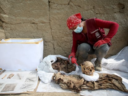 Una momia de más de mil años hallada en el sitio de Cajamarquilla (Perú), en abril de 2023.