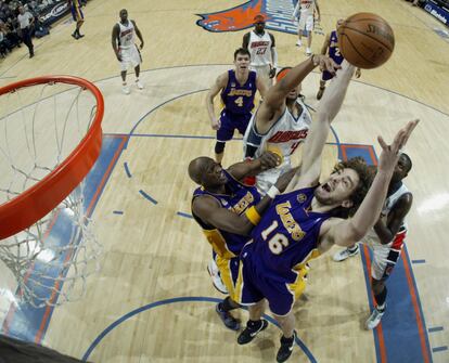 Pau Gasol (R) of the Los Angeles Lakers shoots against the Charlotte Bobcats during an NBA game at the Charlotte Bobcats Arena on February 11, 2008 in Charlotte, North Carolina.              AFP PHOTO/Kent Smith/NBAE via Getty Images                 FOR NEWSPAPERS, INTERNET, TELCOS AND TELEVISION USE ONLY