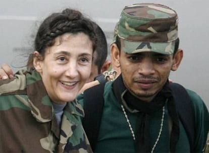 Ingrid Betancourt sonríe poco después de ser liberada, junto al enfermero William Pérez.