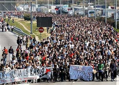 <b>BARCELONA</B>. Entre 30.000 y 35.000 personas han participado en las diferentes manifestaciones y concentraciones. Estas cifras incluyen los asistentes a la concentración que se celebra en la plaza Sant Jaume y los asistentes a la manifestación de protesta que se ha iniciado en la plaza Universidad. También incluyen los estudiantes que participan en la concentración de avenida Diagonal-Francesc Maciá.