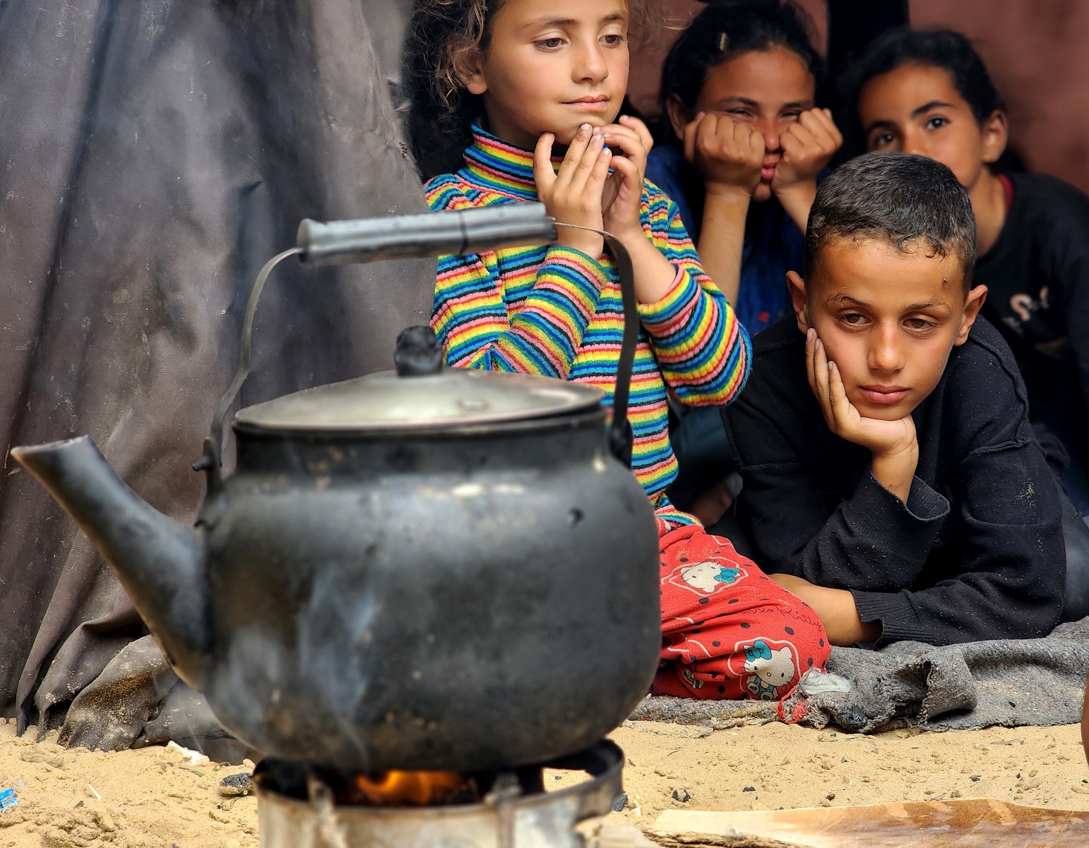 Niños palestinos desplazados en una de las tiendas donde viven, el viernes 10 de marzo en Rafah.