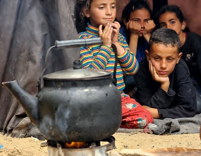 Niños palestinos desplazados en una de las tiendas donde viven, el viernes 10 de marzo en Rafah.