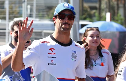 El piloto australiano Daniel Ricciardo de Racing Bulls saluda en el pitlane antes del Gran Premio de Fórmula Uno de Azerbaiyán el pasado 15 de septiembre de 2024.