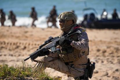 Un militar español, durante unas maniobras conjuntas de la Armada y la OTAN realizadas en Cádiz en marzo.