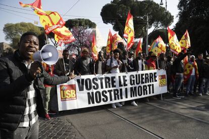 Manifestantes marchan en una protesta contra la Unión Europea en Roma.