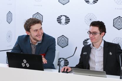 Kariakin y Caruana, durante la conferencia de prensa conjunta tras la victoria del ruso