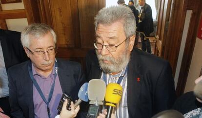 Toxo y M&eacute;ndez, en declaraciones a los medios en Santander.