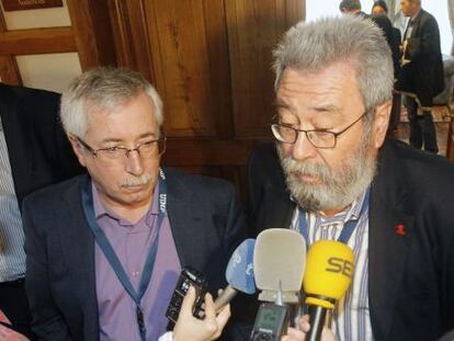 Toxo y M&eacute;ndez, en declaraciones a los medios en Santander.