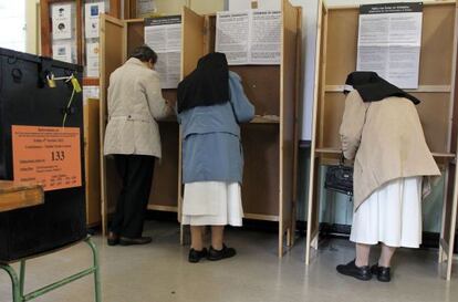 Tres mujeres votan en el referéndum hoy en Dublín.