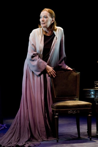 Nuria Espert, en una escena de <i>La violación de Lucrecia</i>, de Shakespeare.