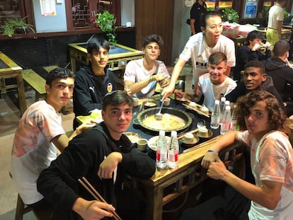 Los jugadores del Cadete A del Valencia CF en una cena típica china, en Kunming, China, durante LaLiga Hope Cup.