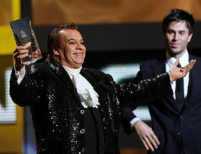 Juan Gabriel recibe el premio a la Persona del Año de los Grammy Latinos 2009 de manos de Enrique Iglesias, en Las Vegas el 5 de noviembre de 2009.